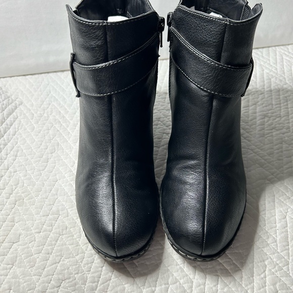 Euro soft Thomasina women’s size 7 black booty boots with side zip - Picture 3 of 13